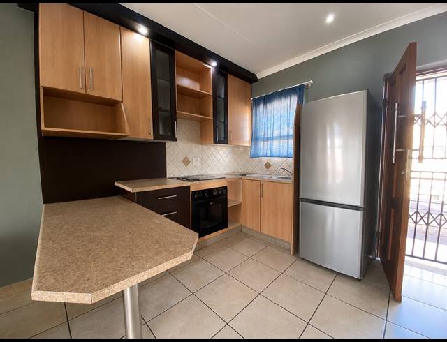 2 BEDROOM APARTMENT FOR SALE IN VANDERBIJLPARK SE 6